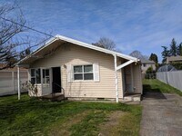 Building Photo - Great SE Portland Bungalow Close to Lynchview Park!