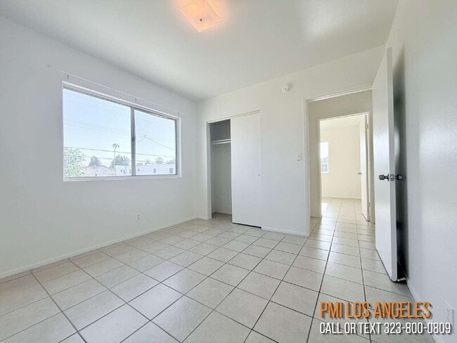 Building Photo - 943 W 68th St