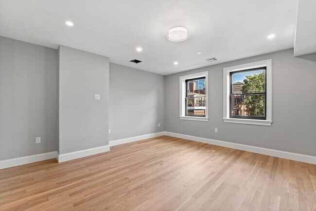 Building Photo - 903 Beacon St