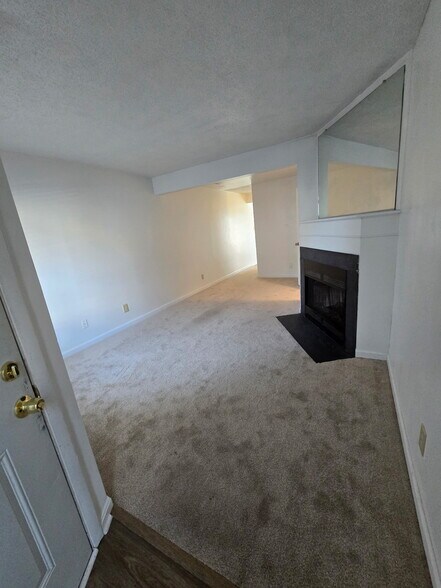 Building Photo - 2062 Elmhurst Ln