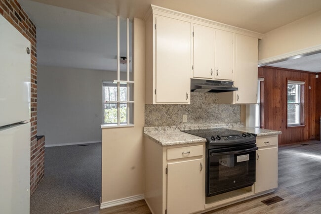 Building Photo - 2818 Lakeshore Dr