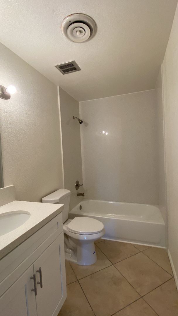 Building Photo - Very Spacious West Lancaster Home