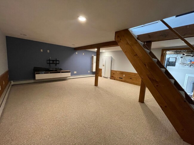 Building Photo - Beautifully renovated 3 bed/3 full bath si...