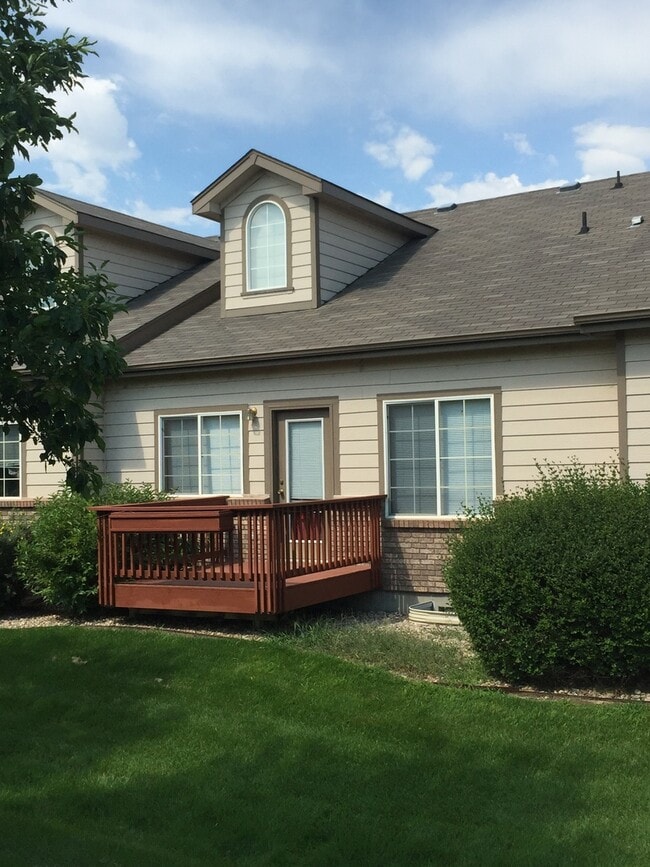 Building Photo - Beautiful 2 Bedroom + Loft Townhome in Lov...