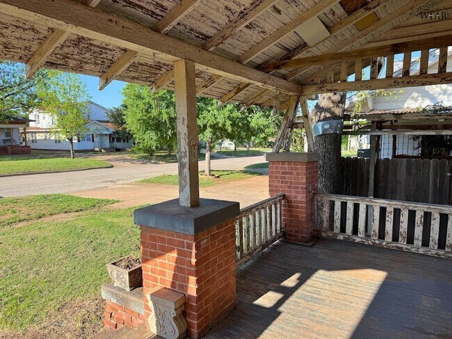 Building Photo - 1916 7th St