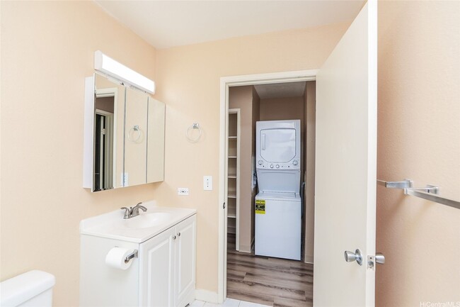 Building Photo - Lovely 2 bedroom 1 bath, with 1 open parking