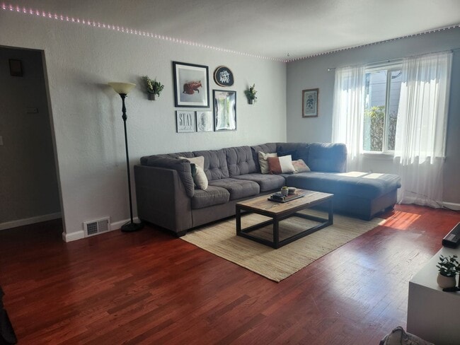 Building Photo - Spacious Lower Level Unit In Beautiful Manette