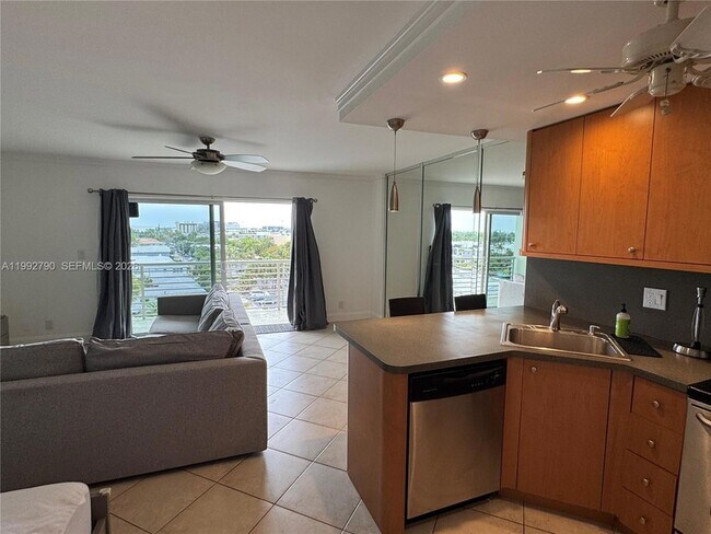 Building Photo - 2900 NE 30th St