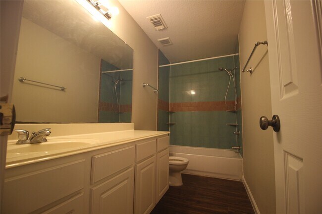 Building Photo - 16730 Town Glade Dr