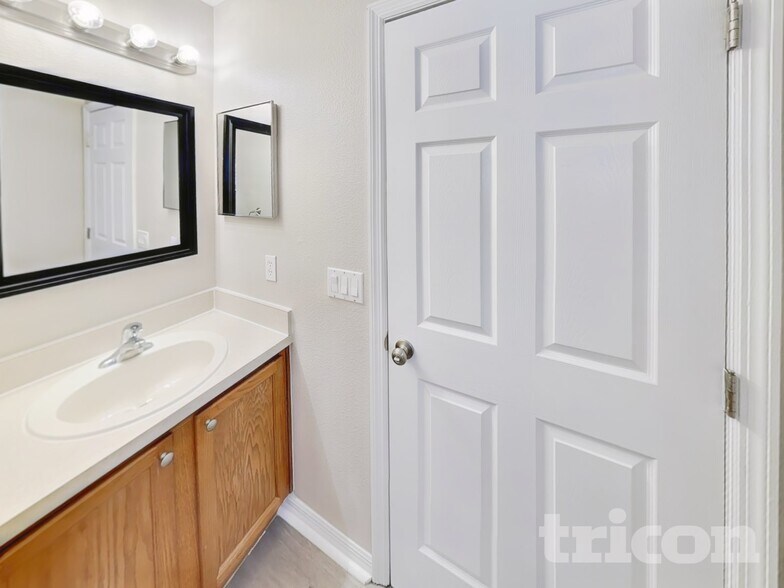 Building Photo - 938 Millenbeck Ave