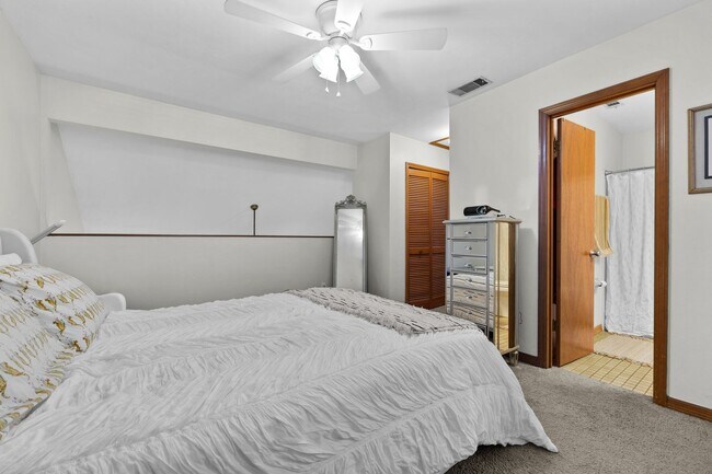 Building Photo - this well-maintained townhome features 2 bedrooms and 2 bathrooms