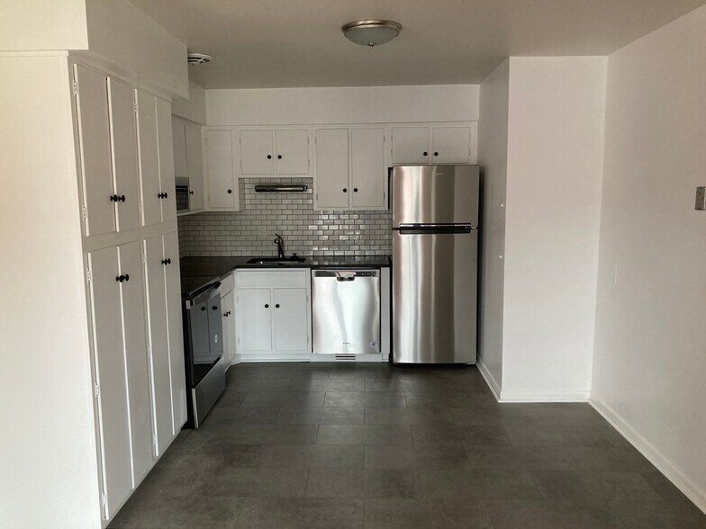 Kitchen - 335 N Eton St