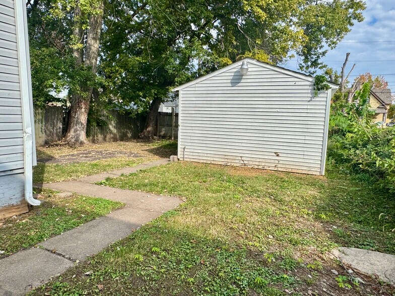 Building Photo - 619 13th Ave