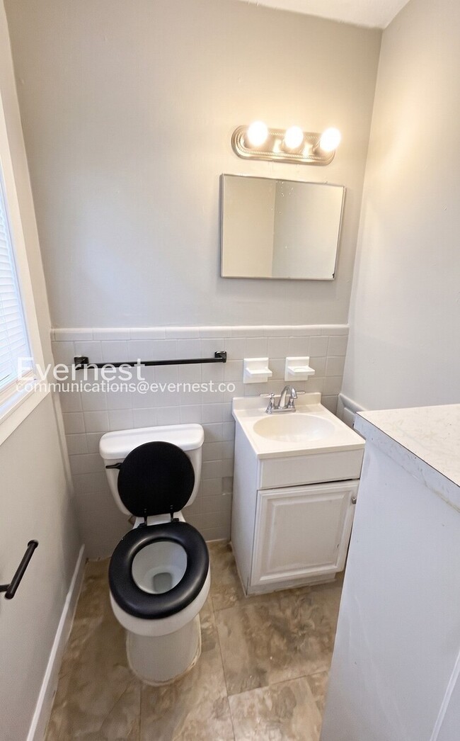 Building Photo - 224 13th Ave NE