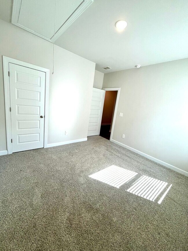 Building Photo - 3 BR, 2 BA with Fenced Yard and Fantastic Amenities!