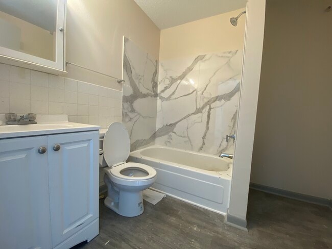 Building Photo - Ten-0-Nine