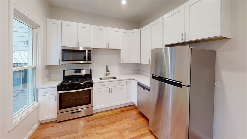 Building Photo - 131 Putnam St