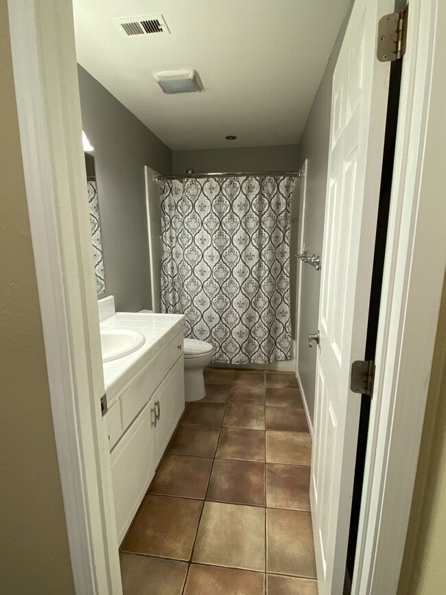 Building Photo - 2 bedroom/1 bath with garage in Rohnert Park