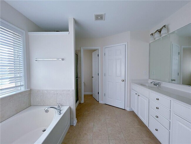 Building Photo - 810 Courageous Ct