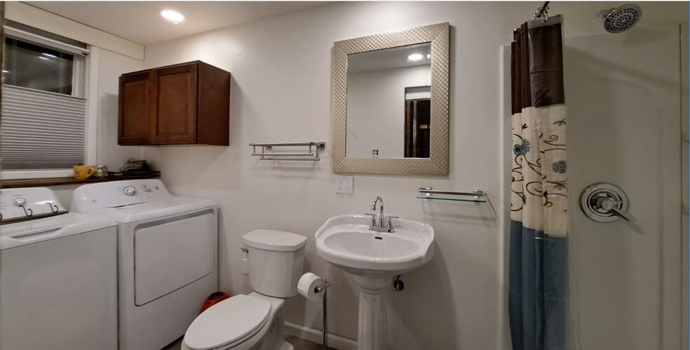 Building Photo - 1718 Capouse Ave