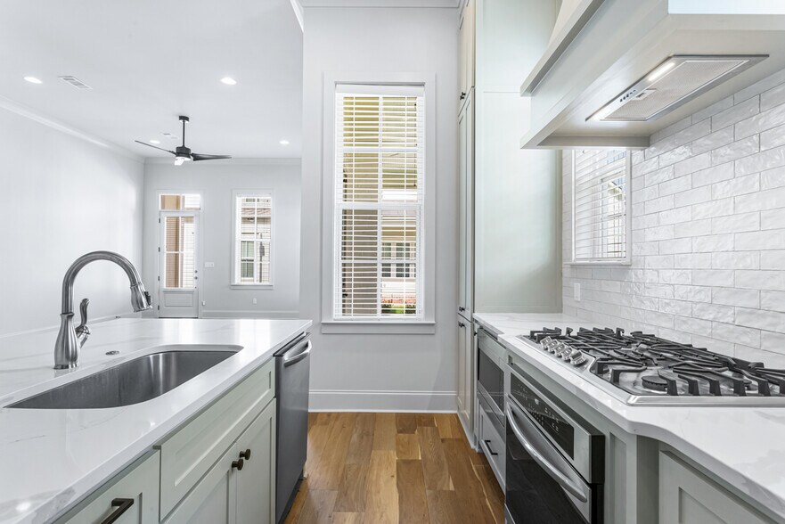 Building Photo - 10758 Moss Grove Ln