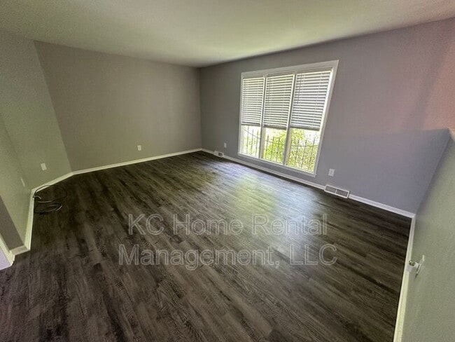 Building Photo - 209 NW Highland Ln