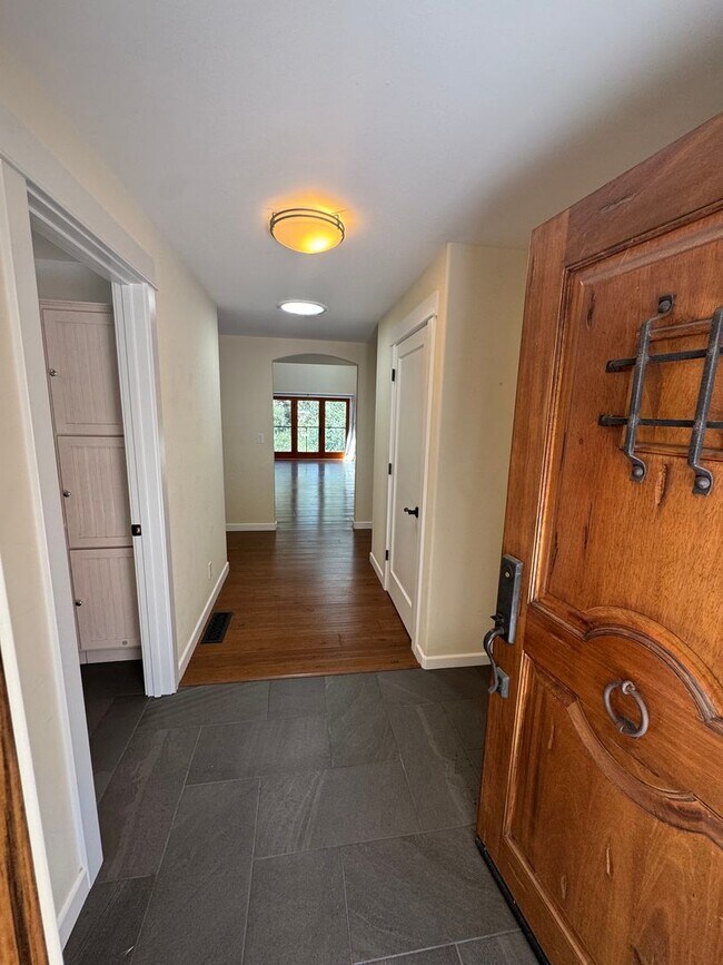 Building Photo - Beautiful 3 Bedroom/2 Bathroom Plus Bonus Room in Ben Lomond