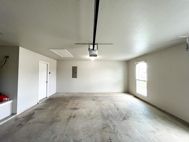 Building Photo - Available NOW!!!! This Beautiful 1 story, 4 Bedroom, 2 bath home in Killeen has a lot to offer!  ...