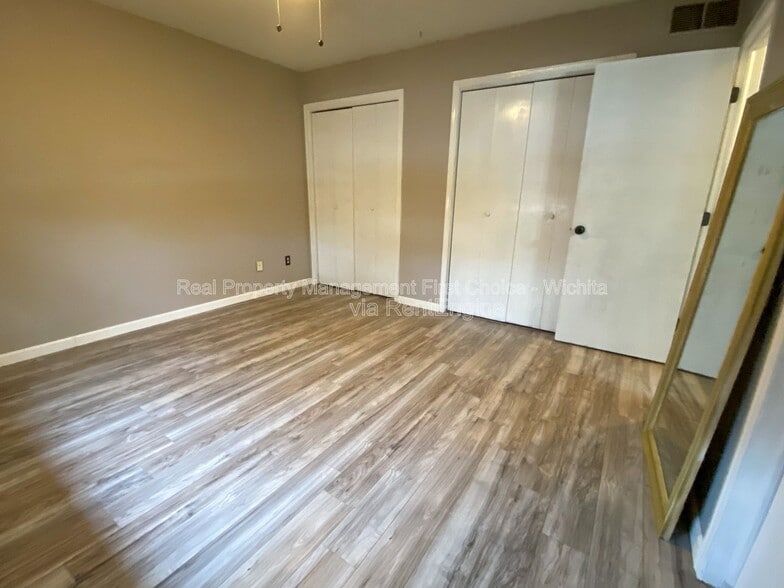 Building Photo - 10802 W Carr Ave