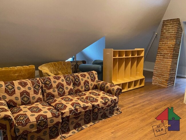 Building Photo - Spacious 8 Bedroom, 3 Bathroom Home for Re...