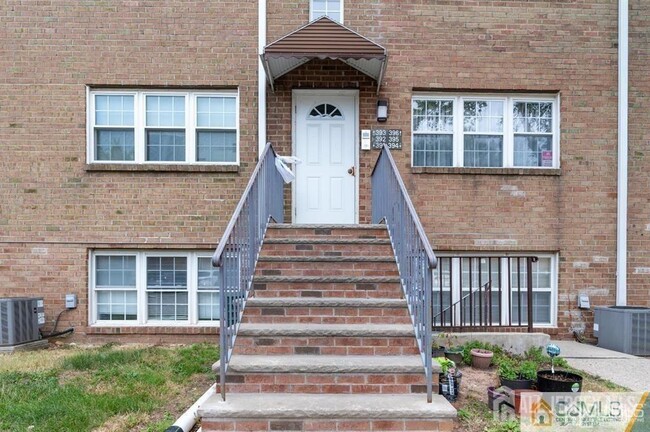 Building Photo - 18 College Dr