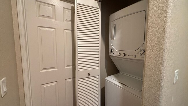 Building Photo - Lovely Townhouse Located in Lake Elsinore!