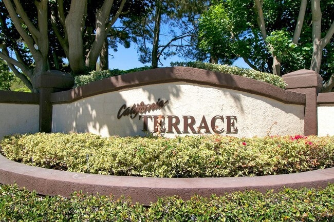 Building Photo - Modern Comfort in a Prime Location – 2BR Townhome with Garage & Community Amenities