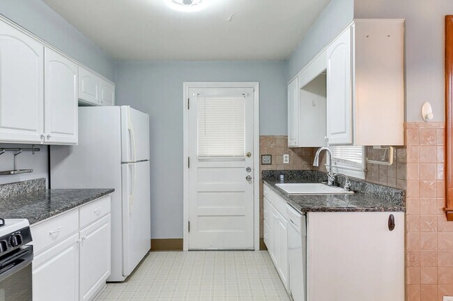 Building Photo - Maple Street