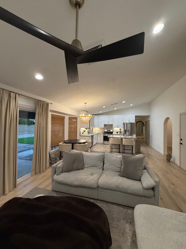 Building Photo - 948 E Grandview St