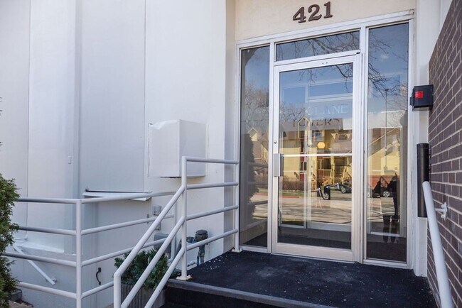 Building Photo - 421 S Howes St