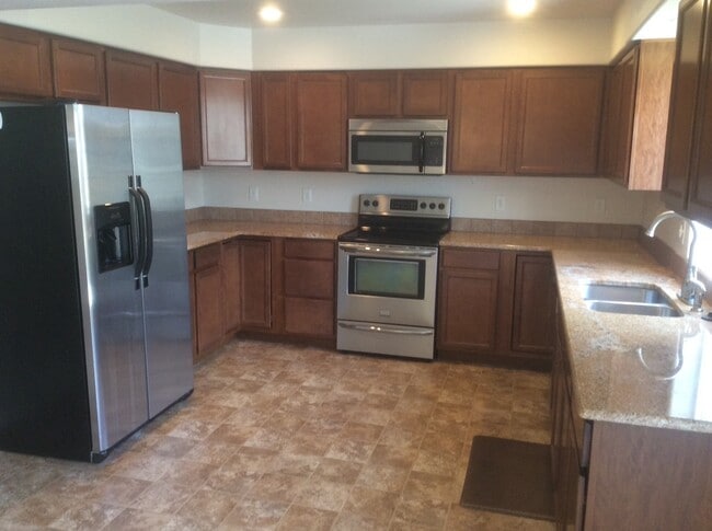 Building Photo - 5 BEDROOM, 4 BATHROOM TOWNHOUSE WITH 2 CAR...