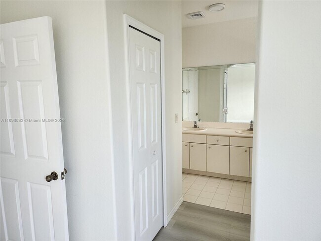 Building Photo - 10831 SW 240 Ln