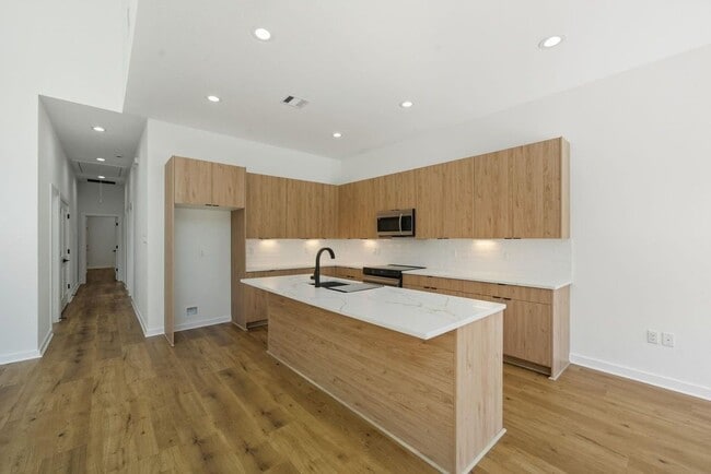 Building Photo - 5029 Van Fleet St