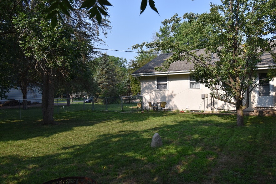 Private Fenced Back Yard with Fire-pit - 383 Queenan Ave S
