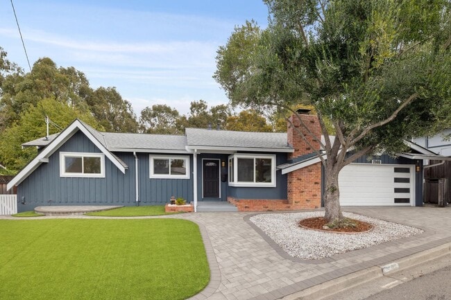 Building Photo - Updated Woodland Estates Home