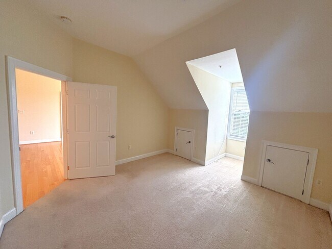Building Photo - 2 bedroom/2 bathroom- Bennington on the Park