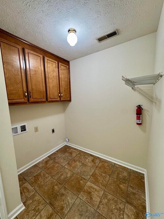 Building Photo - 508 McClellan St E