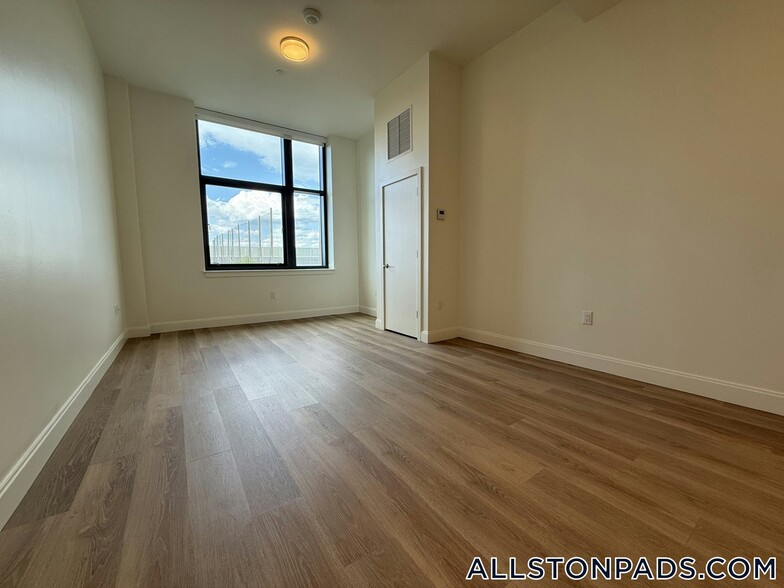 Building Photo - 1079 Commonwealth Ave