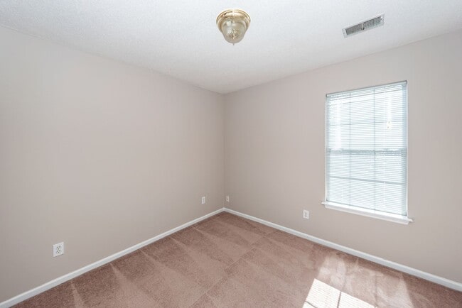 Building Photo - 3 Bedroom, 2 Bathroom Home in Whitehall - North Charleston