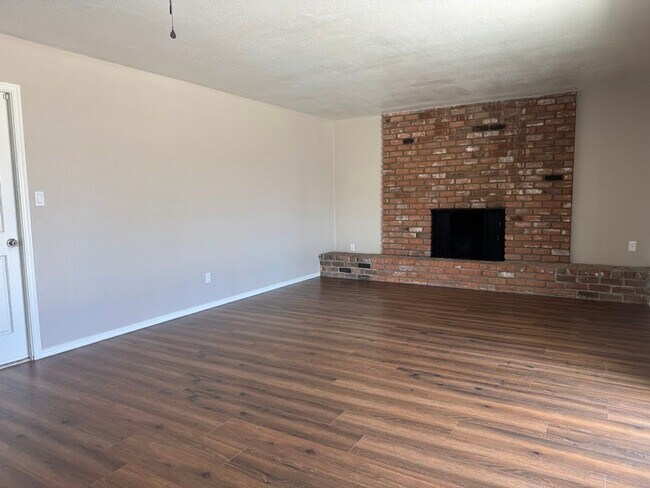 Building Photo - Spacious 3 bedroom, 2 bathroom home with 1,635 square feet in a convenient Central Phoenix locati...