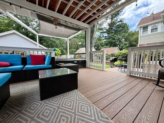 Building Photo - Stunning 4-Bed/2-Bath Home in the heart of Lansdowne! Available First Week of September!