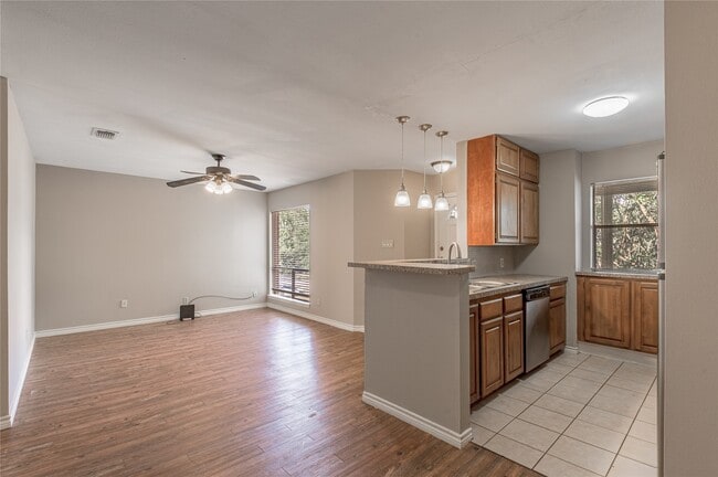 Building Photo - 2404 Sycamore Ave