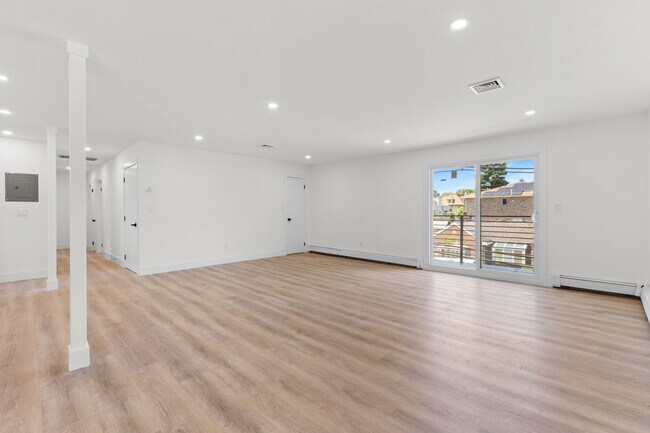 Building Photo - 302 E Harriet Ave