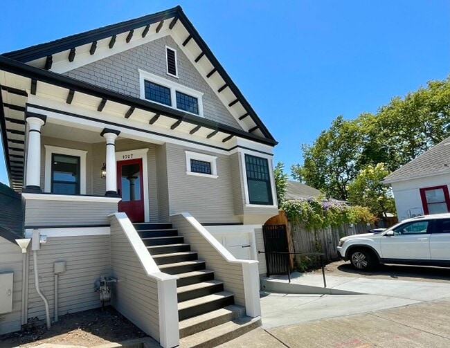 Building Photo - 1027 Lincoln Ave